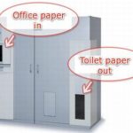 Máquina que recicla papel produzindo rolo de papel higiênico