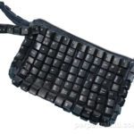 Bolsa Recycled Keyboard Clutch: feita com teclas recicláveis