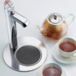 Torneira ZIP HydroTap  da Clage: dispensando água filtrada quente e fria