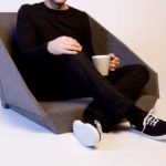 Cadeira Oyster com design de Kawamura-Ganjavian: contemporânea, versátil e prática de armazenar