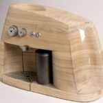 Máquina de espresso Linje Espressomaker da  Øystien Helle Husby feita em madeira