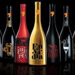Garrafas de vinho baseadas nos 7 pecados capitais