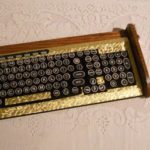 Teclado parecido com máquina de escrever no estilo Vitoriano