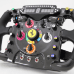 Edição limitada da réplica do volante com rotação de 150 graus da Ferrari para games
