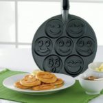 Panela de fazer panqueca com rostinhos sorridentes