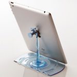 Stand para iPhone/iPad no formato de torneira com água escorrendo
