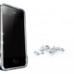 Case para iPhone cravejada com diamantes e rubis
