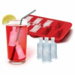 Forma de gelos em formato de garrafinha de vodka