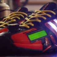 Tênis da Adidas com tela que mostra os tweets