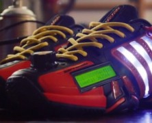 Tênis da Adidas com tela que mostra os tweets