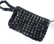 Bolsa Recycled Keyboard Clutch: feita com teclas recicláveis