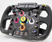 Edição limitada da réplica do volante com rotação de 150 graus da Ferrari para games