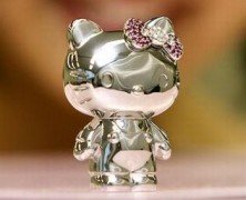 Miniatura da Hello Kitty em platina, diamante, rubi entre outros.