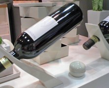 Suporte para garrafa de vinho com design de Yamakyu Urushi