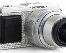 Câmera digital Pen E-P1 da Olympus: encrustada com cristais Swarovski