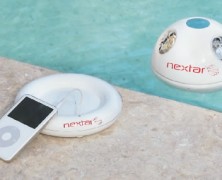 Nextar Wireless speakers: tocando o MP3 player na piscina